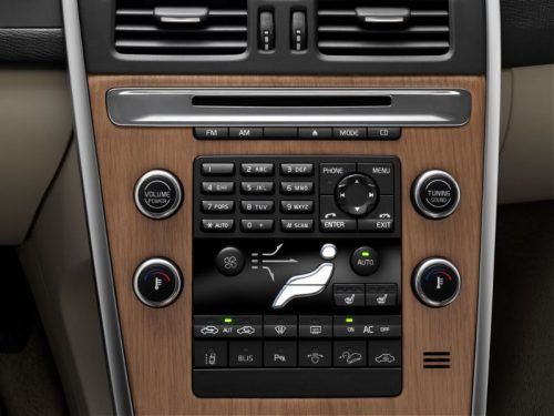 El icónico maniquí de Volvo en la consola central.
