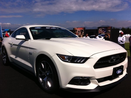 Ford Day Mustang blanco frente lateral