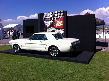 Ford Day Mustang blanco