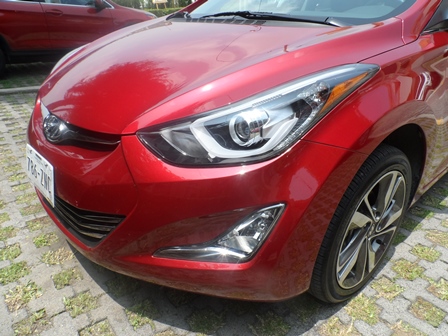 Hyundai Elantra frente lateral detalle