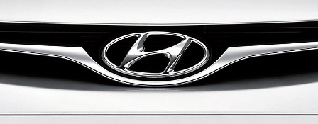 Hyundai logo en auto