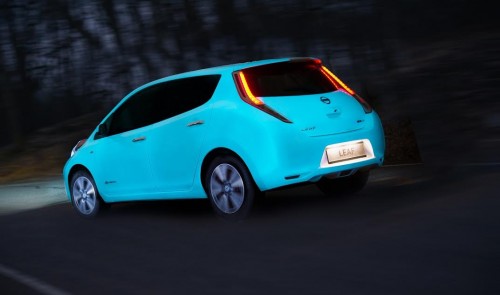 Nissan autos fluorescentes