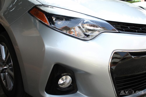 Toyota Corolla 2015 frente lateral detalle
