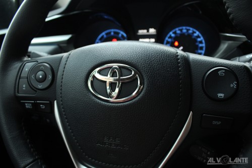 Toyota Corolla 2015 volante detalle
