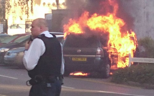 Vauxhall Zafira enpleno incendio