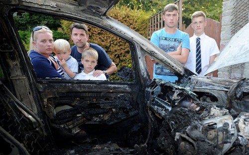 Vauxhall Zafira incendiado familia