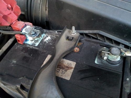 Una batería sucia es una amenaza para el buen funcionamiento del auto.